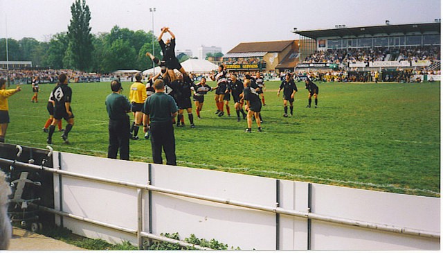 London Irish z nowym logiem na koszulkach