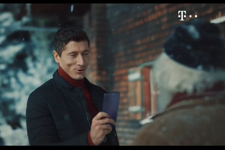 Robert Lewandowski w świątecznej reklamie T-Mobile (WIDEO)