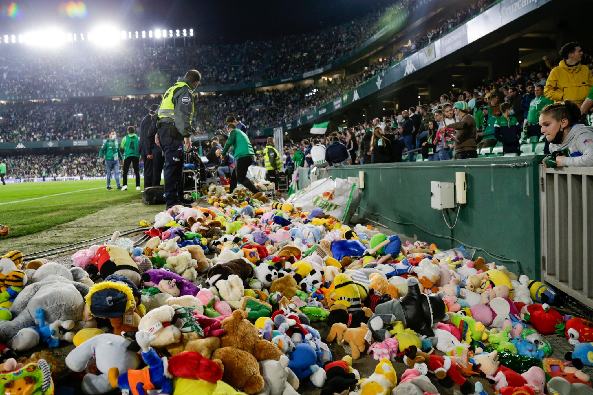 Pluszowe misie znów zagościły na stadionie Realu Betis