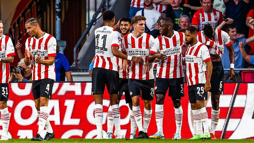 Eindhoven, Niederlande, 09.08.2022: Joey Veerman (PSV) Torjubel, jubelt mit seiner Mannschaft nach dem Treffer zum 1:0 waehrend des Champions League Qualifikation Spiels zwischen PSV Eindhoven vs AS Monaco im Philips-Stadion am 09. August 2022 in Eindhoven, Niederlande. (Foto von Michael Bulder/DeFodi Images) Eindhoven, Netherlands, 09.08.2022: Joey Veerman (PSV) celebrates after scoring his team&#039;s first goal with teammates during the Champions League Qualifikation match between PSV Eindhoven vs AS Monaco at Philips-Stadium on August 9, 2022 in Eindhoven, Netherlands. (Photo by Michael Bulder/DeFodi Images) - Photo by Icon sport