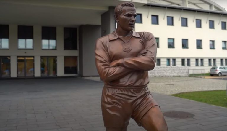 Gerard Cieślik uhonorowany! Pomnik legendy odsłonięty przed Stadionem Śląskim