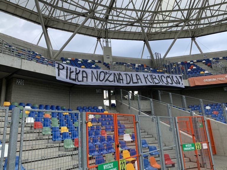 Piłka nożna (nie) dla kibiców. Dlaczego w Polsce nie szanujemy ludzi przychodzących na stadion?