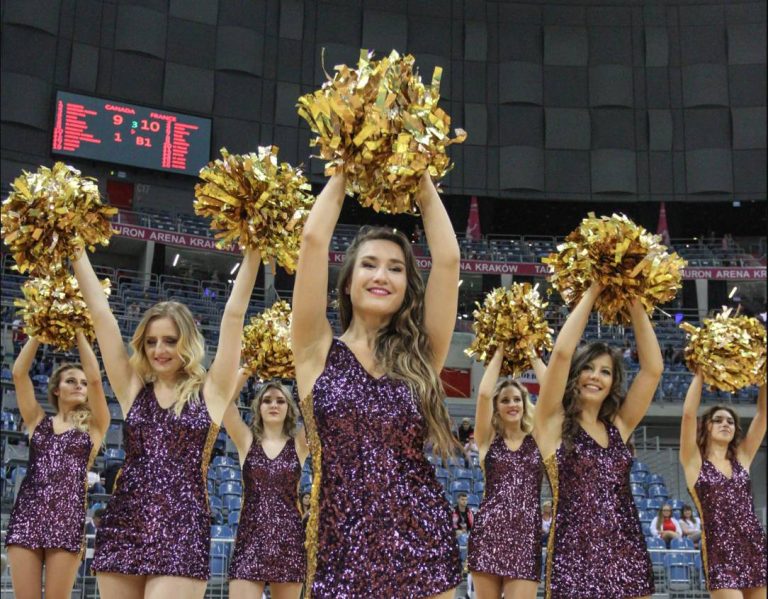 Zespół cheerleaders w klubie sportowym &#8211; konieczność czy szansa marketingowa?