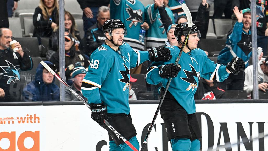 Trwa licytacja koszulki Kamila Kalinowskiego z podpisami zawodników San Jose Sharks