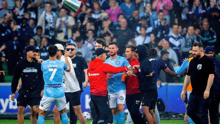 Derby Melbourne zakończone skandalem. Bramkarz uderzony wiadrem