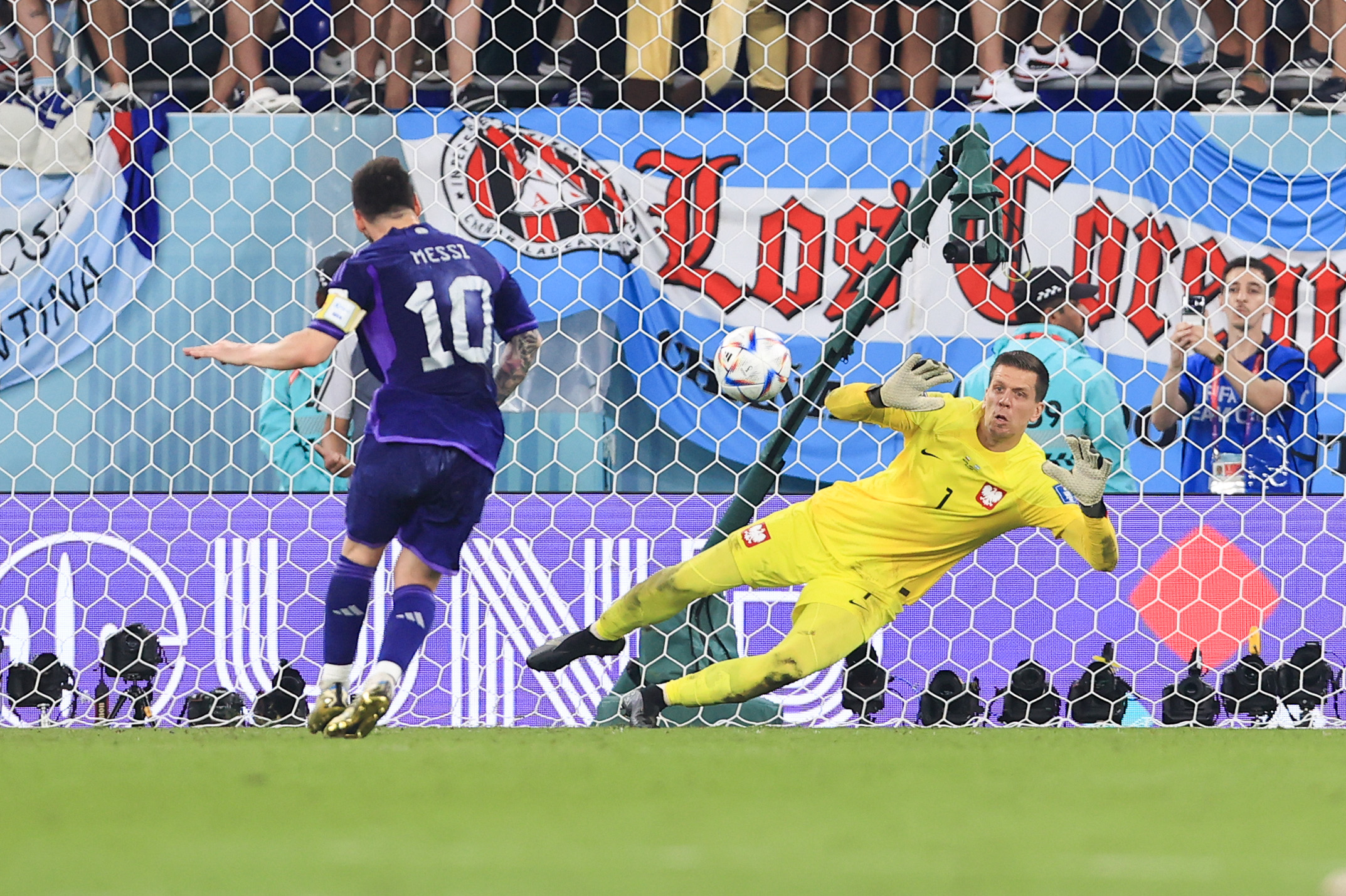 Szczęsny na drugim miejscu. Trójka reprezentantów Polski w najgorszej jedenastce turnieju wg L&#8217;Equipe