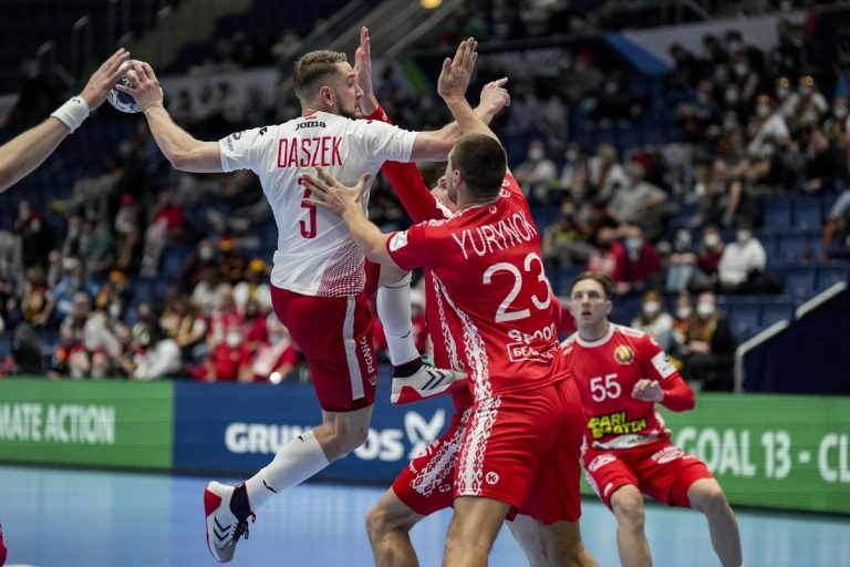 epa09689990 Michal Daszek (L) of Poland in action against Andrei Yurynok (R) of Belarus during the Men&#039;s European Handball Championship preliminary round match between Belarus and Poland in Bratislava, Slovakia, 16 January 2022.  EPA/MARTIN DIVISEK 
Dostawca: PAP/EPA.