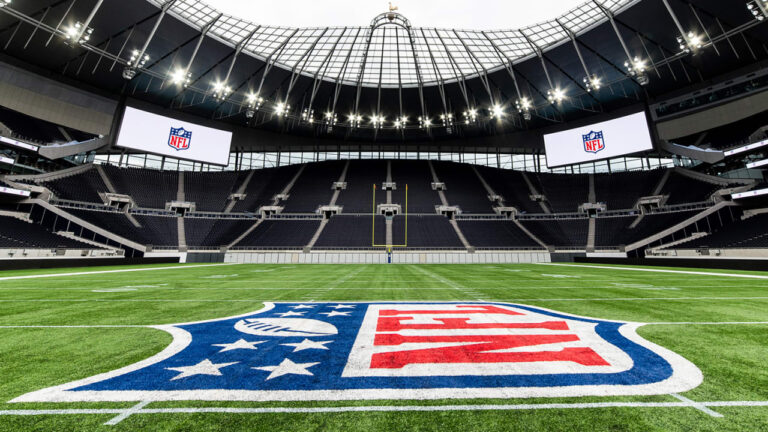 W Londynie, na Tottenham Hotspur Stadium, 6 października grali New York Jets i Minnesota Vikings, oba kluby posiadają prawa marketingowe w Wielkiej Brytanii. Spotkanie odbyło się 6 października, natomiast 13 października dojdzie do konfrontacji Jacksonville Jaguars z Chicago Bears. Dodajmy, że tydzień później na Wembley, czyli również w stolicy Wielkiej Brytanii, będzie można zobaczyć starcie Patriots - Jaguars.