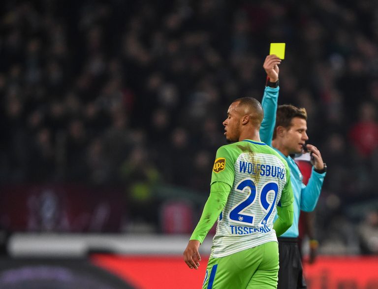 Schiedsrichter Dr. Felix Brych  zeigt Marcel Tisserand (Wolfsburg) Gelbe Karte (180128) HANNOVER, DEUTSCHLAND -- Fussball, 1. Bundesliga: Hannover 96 - VfL Wolfsburg am 28. Januar 2018 in der HDI Arena in Hannover, Deutschland.
28.01.2018 Hanower Niemcy
Pilka nozna liga niemiecka 1. Bundesliga
Hannover 96 - VfL Wolfsburg
FOTO Hermann Hay / CITYPRESS24 / PressFocus

POLAND ONLY!!