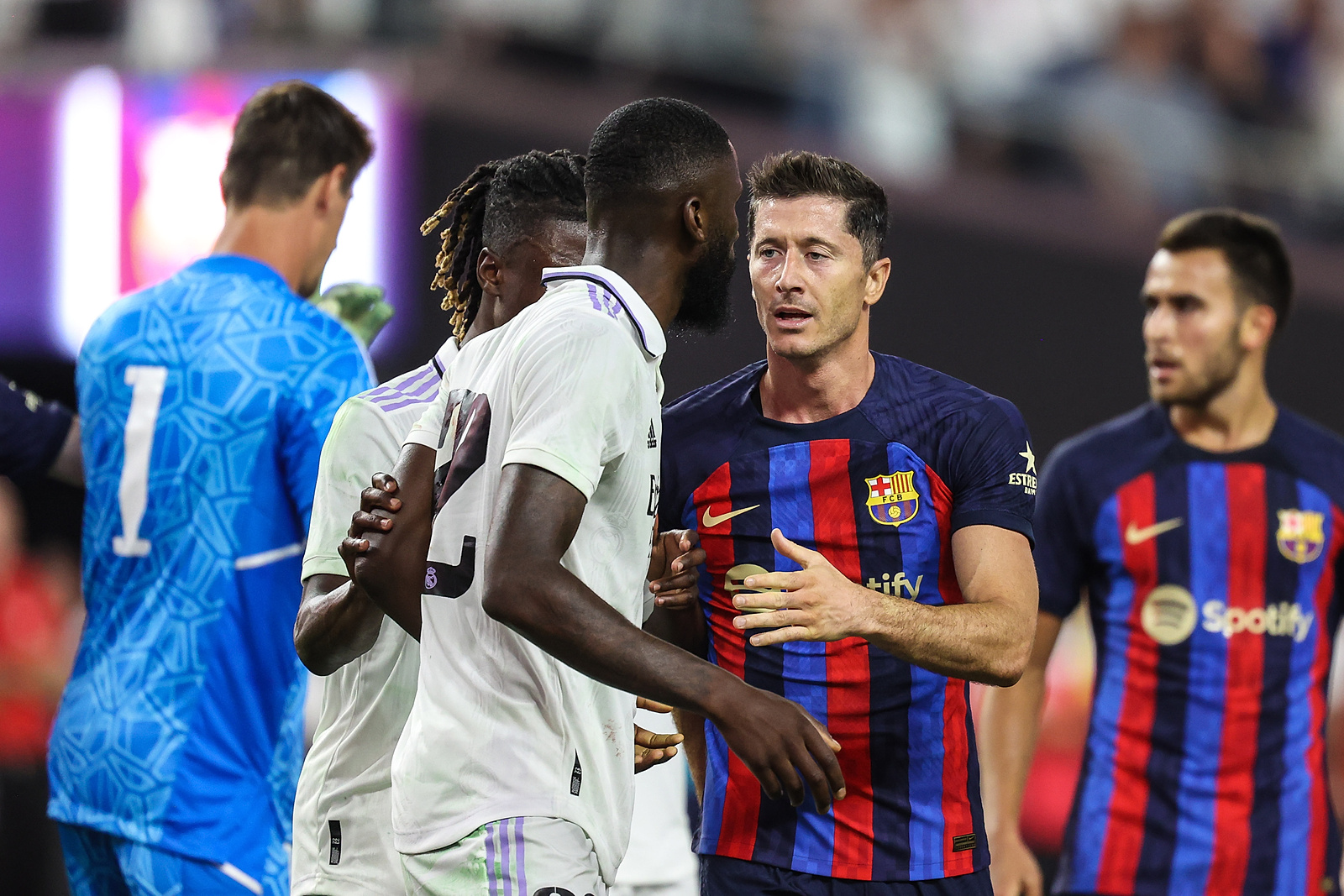 July 23, 2022: Real Madrid midfielder Antonio Rudiger (22) is held back by Barcelona forward Robert Lewandowski (12) during the Soccer Champions Tour 22 featuring Real Madrid CF vs FC Barcelona at Allegiant Stadium in Las Vegas, NV.  FC Barcelona leads Real Madrid CF at halftime 1 to 0. Christopher Trim/CSM/Sipa USA.(Credit Image:  Christopher Trim/Cal Sport Media/Sipa USA)
2022.07.23 Las Vegas 
pilka nozna - sparing
Real Madryt - FC Barcelona
Foto Christopher Trim/Cal Sport Media/Sipa USA/PressFocus

!!! POLAND ONLY !!!