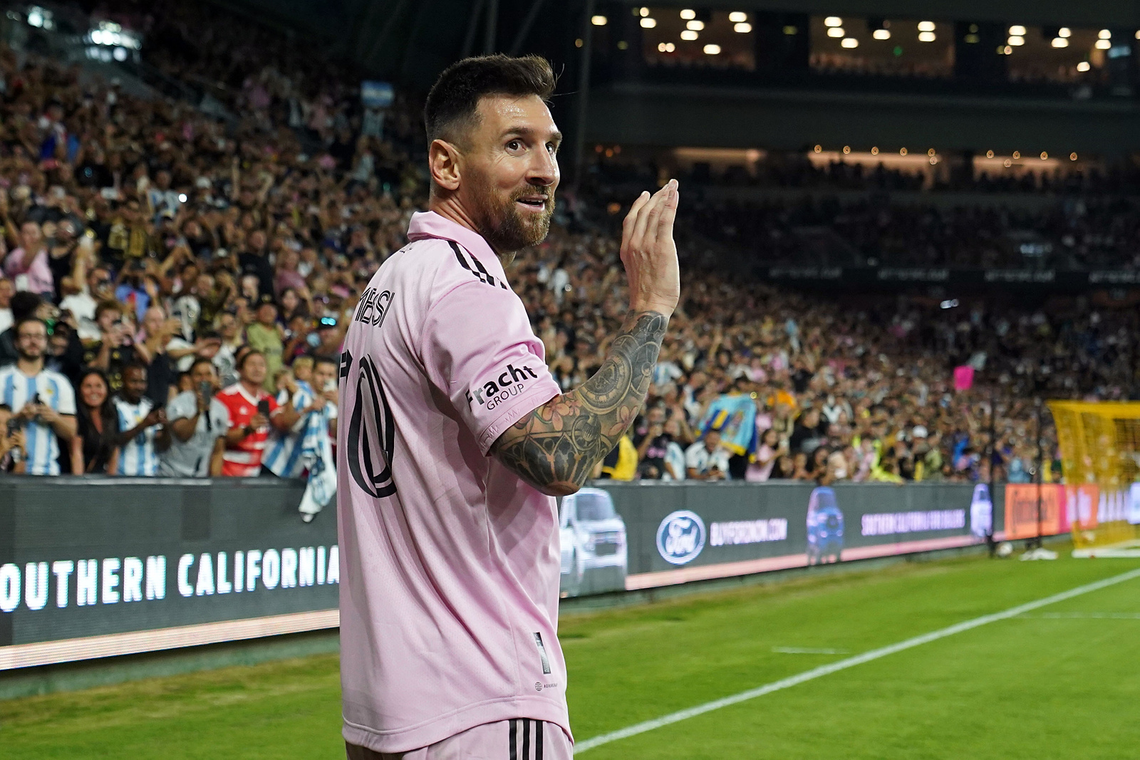 Sep 3, 2023; Los Angeles, California, USA; Inter Miami CF forward Lionel Messi (10) waves in the second half against the Los Angeles FC at BMO Stadium. Mandatory Credit: Kirby Lee-USA TODAY Sports/Sipa USA
2023.09.03 Los Angeles
pilka nozna amerykanska liga MLS
MLS: Inter Miami CF at Los Angeles FC
Foto Kirby Lee-USA TODAY Sports/SIPA USA/PressFocus

!!! POLAND ONLY !!!