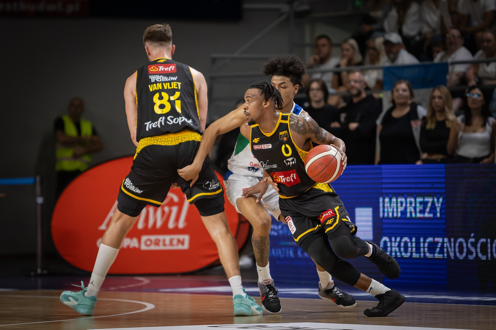 2023.09.24 Wloclawek
Koszykowka, Polska Liga Koszykowki, Orlen Basket Liga, Sezon 2023 / 2024

1 kolejka OBL, mecz Anwil Wloclawek - Trefl Sopot

N/z Paul Scruggs (Trefl nr 0) Andy Van Vilet (Trefl nr 81) Victor Sanders (Anwil nr 6)
Foto Piotr Kieplin / PressFocus