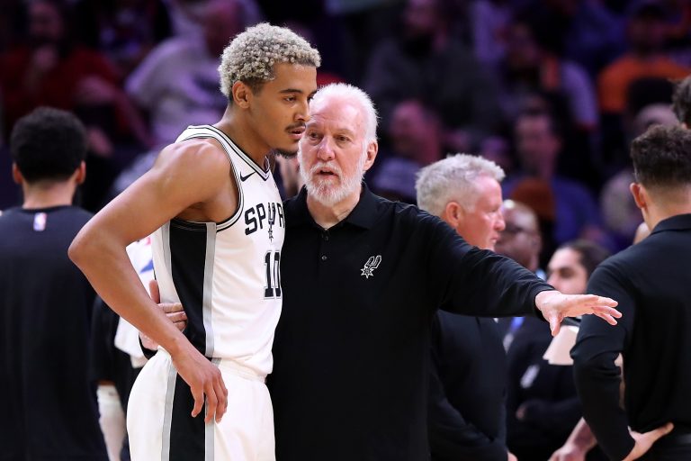 Oct 31, 2023; Phoenix, Arizona, USA; San Antonio Spurs Head Coach Gregg Popovich talks to forward Jeremy Sochan #10 during a timeout during the second half at Footprint Center. Mandatory Credit: Zachary BonDurant-USA TODAY Sports/Sipa USA
2023.10.31 Phoenix
Koszykowka Liga NBA
NBA: San Antonio Spurs at Phoenix Suns
Foto Zachary BonDurant-USA TODAY Sports/SIPA USA/PressFocus

!!! POLAND ONLY !!!