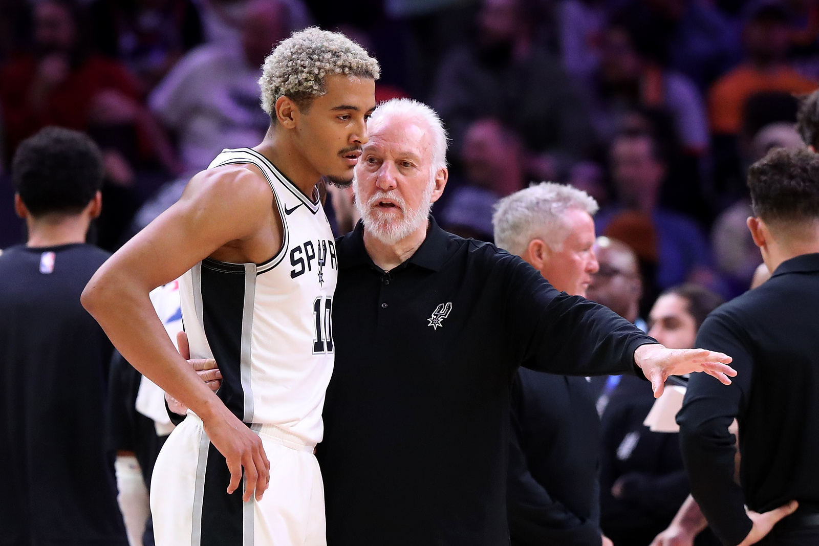 Oct 31, 2023; Phoenix, Arizona, USA; San Antonio Spurs Head Coach Gregg Popovich talks to forward Jeremy Sochan #10 during a timeout during the second half at Footprint Center. Mandatory Credit: Zachary BonDurant-USA TODAY Sports/Sipa USA
2023.10.31 Phoenix
Koszykowka Liga NBA
NBA: San Antonio Spurs at Phoenix Suns
Foto Zachary BonDurant-USA TODAY Sports/SIPA USA/PressFocus

!!! POLAND ONLY !!!