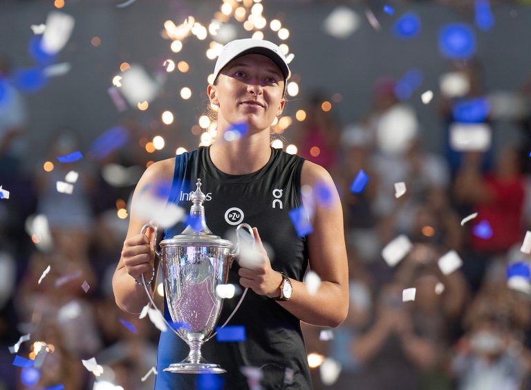 Nov 6, 2023; Cancun, Mexico; Iga Swiatek (POL) poses with the trophy after winning her final match against Jessica Pegula (USA) on day nine of the GNP Saguaros WTA Finals Cancun. Mandatory Credit: Susan Mullane-USA TODAY Sports/Sipa USA
2023.11.06 Cancun
Tenis
Tennis: WTA Finals
Foto Susan Mullane-USA TODAY Sports/SIPA USA/PressFocus

!!! POLAND ONLY !!!