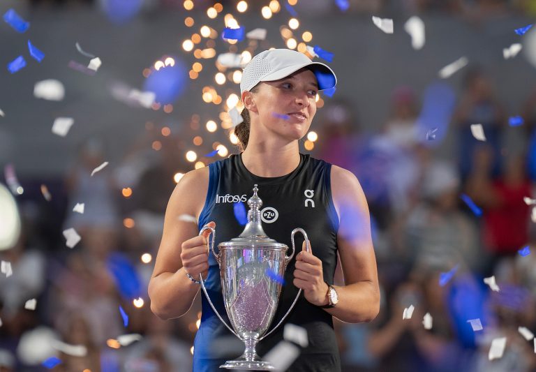 Nov 6, 2023; Cancun, Mexico; Iga Swiatek (POL) poses with the trophy after winning her final match against Jessica Pegula (USA) on day nine of the GNP Saguaros WTA Finals Cancun. Mandatory Credit: Susan Mullane-USA TODAY Sports/Sipa USA
2023.11.06 Cancun
Tenis
Tennis: WTA Finals
Foto Susan Mullane-USA TODAY Sports/SIPA USA/PressFocus

!!! POLAND ONLY !!!