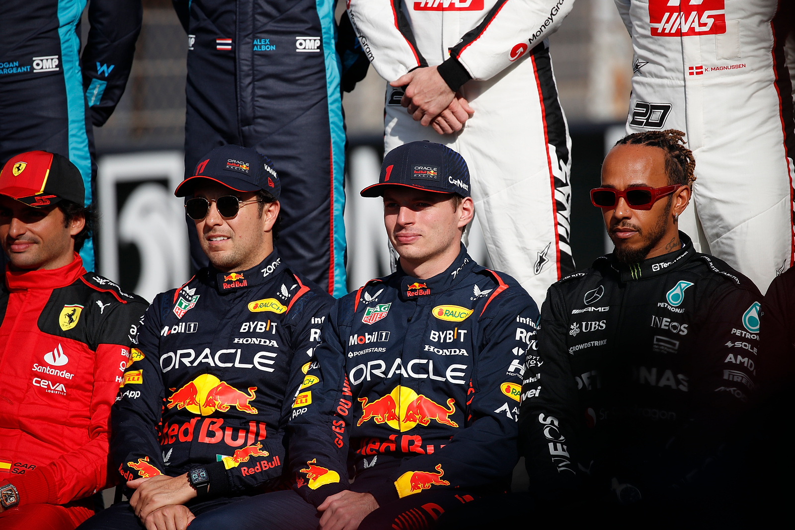 11/26/2023 - Carlos Sainz, Scuderia Ferrari, Sergio Perez, Red Bull Racing, Max Verstappen, Red Bull Racing, Sir Lewis Hamilton, Mercedes-AMG, line up for a drivers&#039; portrait, during the drivers&#039; parade during the Formula 1 Abu Dhabi Grand Prix in Abu Dhabi, UAE. (Photo by Jake Grant/Motorsport Images/Sipa USA) France OUT, UK OUT
2023.11.26 Abu Zabi
sporty motorowe, motoryzacyjne, formula 1
Grand Prix Abu Dhabi
Foto Motorsport Images/SIPA USA/PressFocus

!!! POLAND ONLY !!!