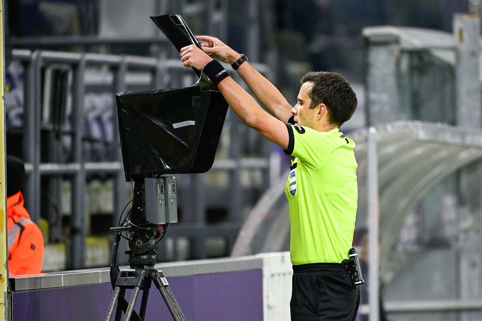 referee Erik Lambrechts pictured watching a scene on the VAR video assistant referee screen during a soccer match between RSC Anderlecht and RWD Molenbeek, on day 15 of the 2023-2024 &#039;Jupiler Pro League&#039; first division of the Belgian championship, in Brussels, Sunday 26 November 2023. BELGA PHOTO LAURIE DIEFFEMBACQ (Photo by LAURIE DIEFFEMBACQ/Belga/Sipa USA)
2023.11.26 Bruksela
pilka nozna liga belgijska
Anderlecht Bruksela - RWD Molenbeek
Foto Belga/SIPA USA/PressFocus

!!! POLAND ONLY !!!