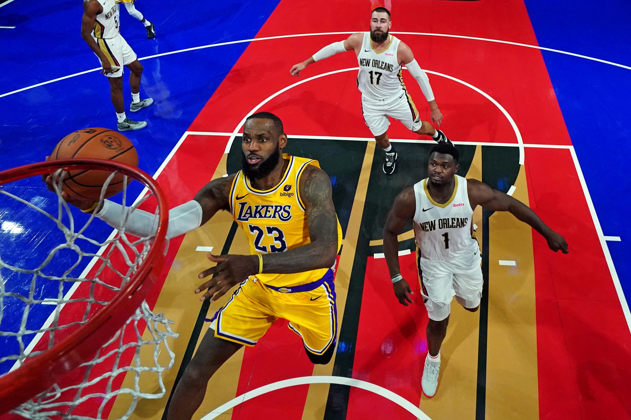 Dec 7, 2023; Las Vegas, Nevada, USA; Los Angeles Lakers forward LeBron James (23) shoots the ball against New Orleans Pelicans forward Zion Williamson (1)  in the NBA In Season Tournament Semifinal at T-Mobile Arena. Mandatory Credit: Kyle Terada-USA TODAY Sports/Sipa USA
2023.12.07 Las Vegas
Koszykowka Liga NBA
NBA: In Season Tournament-New Orleans Pelicans at Los Angeles Lakers
Foto Kyle Terada-USA TODAY Sports/SIPA USA/PressFocus

!!! POLAND ONLY !!!