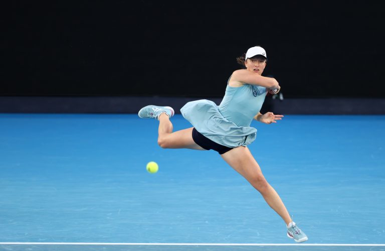 (210214) -- MELBOURNE, Feb. 14, 2021 (Xinhua) -- Iga Swiatek hits a return during the women&#039;s singles 4th round match between Simona Halep of Romania and Iga Swiatek of Poland at the Australian Open 2021 tennis tournament in Melbourne Park, Melbourne, Australia, on Feb. 14, 2021. (Xinhua/Bai Xuefei)
2021.02.14 Melbourne
tenis ziemny
Australian Open 2021
Foto Bai Xuefei/Xinhua / PressFocus

!!! POLAND ONLY !!!