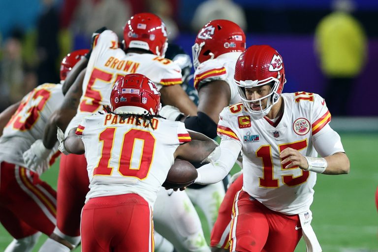 Feb 12, 2023; Glendale, Arizona, US; Kansas City Chiefs quarterback Patrick Mahomes (15) hands off to running back Isiah Pacheco (10) in the fourth quarter against the Philadelphia Eagles of Super Bowl LVII at State Farm Stadium. Mandatory Credit: Bill Streicher-USA TODAY Sports/Sipa USA 

2023.02.12 Glendale
Futbol amerykanski NFL
Super Bowl LVII-Kansas City Chiefs - Philadelphia Eagles
Foto Bill Streicher-USA TODAY Sports/SIPA USA/PressFocus

!!! POLAND ONLY !!!