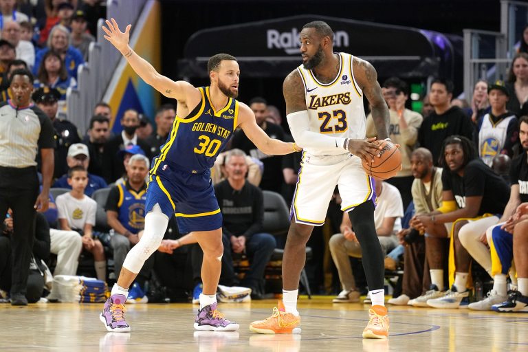 Jan 27, 2024; San Francisco, California, USA; Los Angeles Lakers forward LeBron James (23) handles the ball against Golden State Warriors guard Stephen Curry (30) during overtime at Chase Center. Mandatory Credit: Darren Yamashita-USA TODAY Sports/Sipa USA
2024.01.27 San Francisco
koszykowka mezczyzn amerykanska liga koszykowki NBA 
NBA: Los Angeles Lakers at Golden State Warriors
Foto Darren Yamashita-USA TODAY Sports/SIPA USA/PressFocus

!!! POLAND ONLY !!!