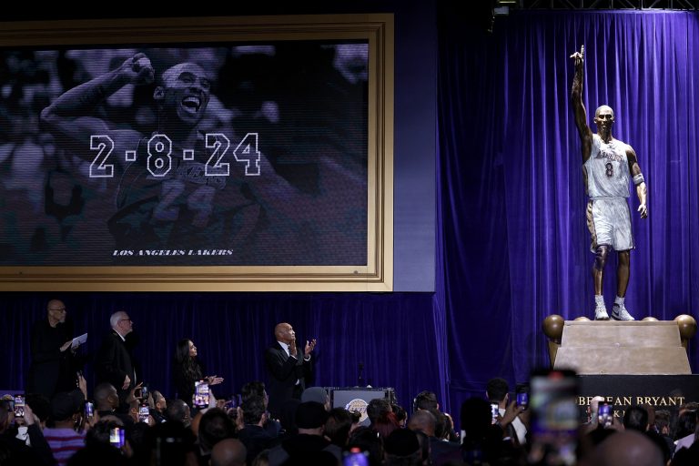 Feb 8, 2024; Los Angeles, CA, USA; A statue for former Los Angeles Lakers guard Kobe Bryant is unveiled during a ceremony at Star Plaza outside of Crypto.com ArenaMandatory Credit: Jason Parkhurst-USA TODAY Sports/Sipa USA
2024.02.08 Los Angeles
Koszykowka Liga NBA
NBA: Los Angeles Lakers-Kobe Bryant Statue Unveil
Foto Jason Parkhurst-USA TODAY Sports/SIPA USA/PressFocus

!!! POLAND ONLY !!!