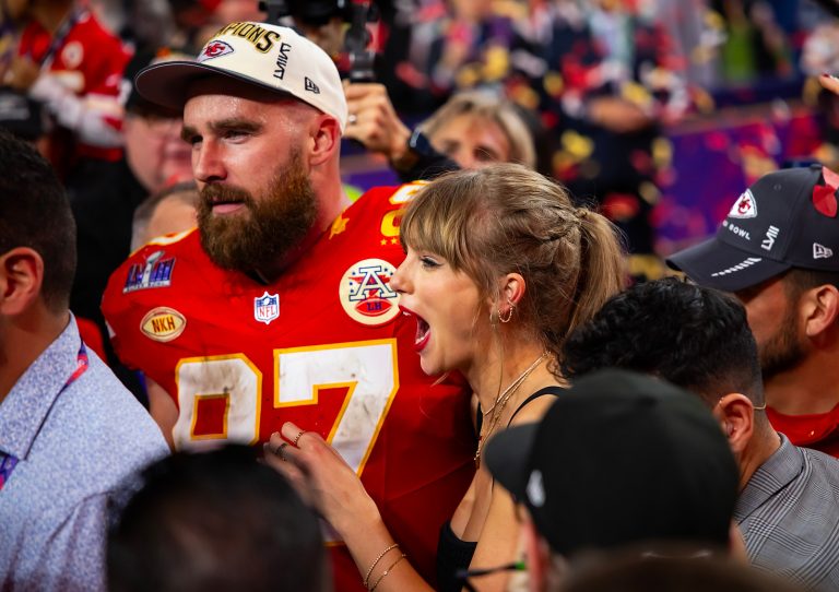 Feb 11, 2024; Paradise, Nevada, USA; Kansas City Chiefs tight end Travis Kelce (87) celebrates with girlfriend Taylor Swift after defeating the San Francisco 49ers in Super Bowl LVIII at Allegiant Stadium. Mandatory Credit: Mark J. Rebilas-USA TODAY Sports/Sipa USA 

2024.02.11 Paradise
futbol amerykanski , amerykanska liga futbolu NFL
Super Bowl LVIII
Foto Mark J. Rebilas-USA TODAY Sports/SIPA USA/PressFocus

!!! POLAND ONLY !!!