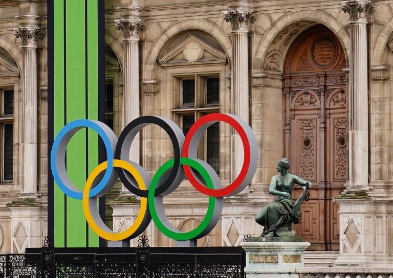 Oct 18, 2022; Paris, FRANCE;  the Olympic rings are on display outside of the Hotel de Ville ahead of the Paris 2024 Summer Olympic Games. Mandatory Credit: Jerry Lai/USA TODAY Sports/Sipa USA
2022.10.18 Paryz
Inne Igrzyska olimpijskie
Kola olimpijskie na ulicach Paryza
Foto Jerry Lai-USA TODAY Sports/SIPA USA/PressFocus

!!! POLAND ONLY !!!