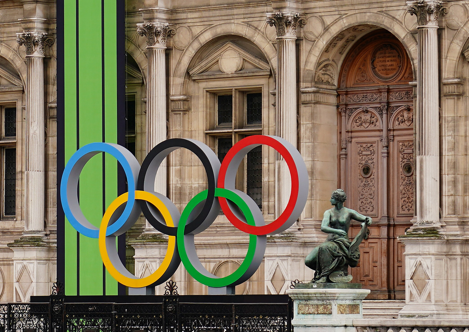 Oct 18, 2022; Paris, FRANCE;  the Olympic rings are on display outside of the Hotel de Ville ahead of the Paris 2024 Summer Olympic Games. Mandatory Credit: Jerry Lai/USA TODAY Sports/Sipa USA
2022.10.18 Paryz
Inne Igrzyska olimpijskie
Kola olimpijskie na ulicach Paryza
Foto Jerry Lai-USA TODAY Sports/SIPA USA/PressFocus

!!! POLAND ONLY !!!