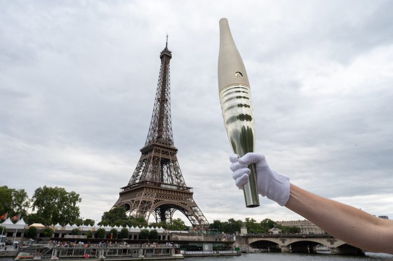 (230726) -- PARIS, July 26, 2023 (Xinhua) -- The Paris 2024 Olympic Games torch is seen during the torch&#039;s presentation on a quay of the river Seine in Paris, France, on July 25, 2023. (Photo by Julien Mattia/Xinhua)

25.07.2023 Paryz
Olimpiada letnie Igrzyska olimpijskie Paryz 2024
Prezentacja znicza olimpijskiego
FOTO Julien Mattia / Xinhua / PressFocus

POLAND ONLY!!