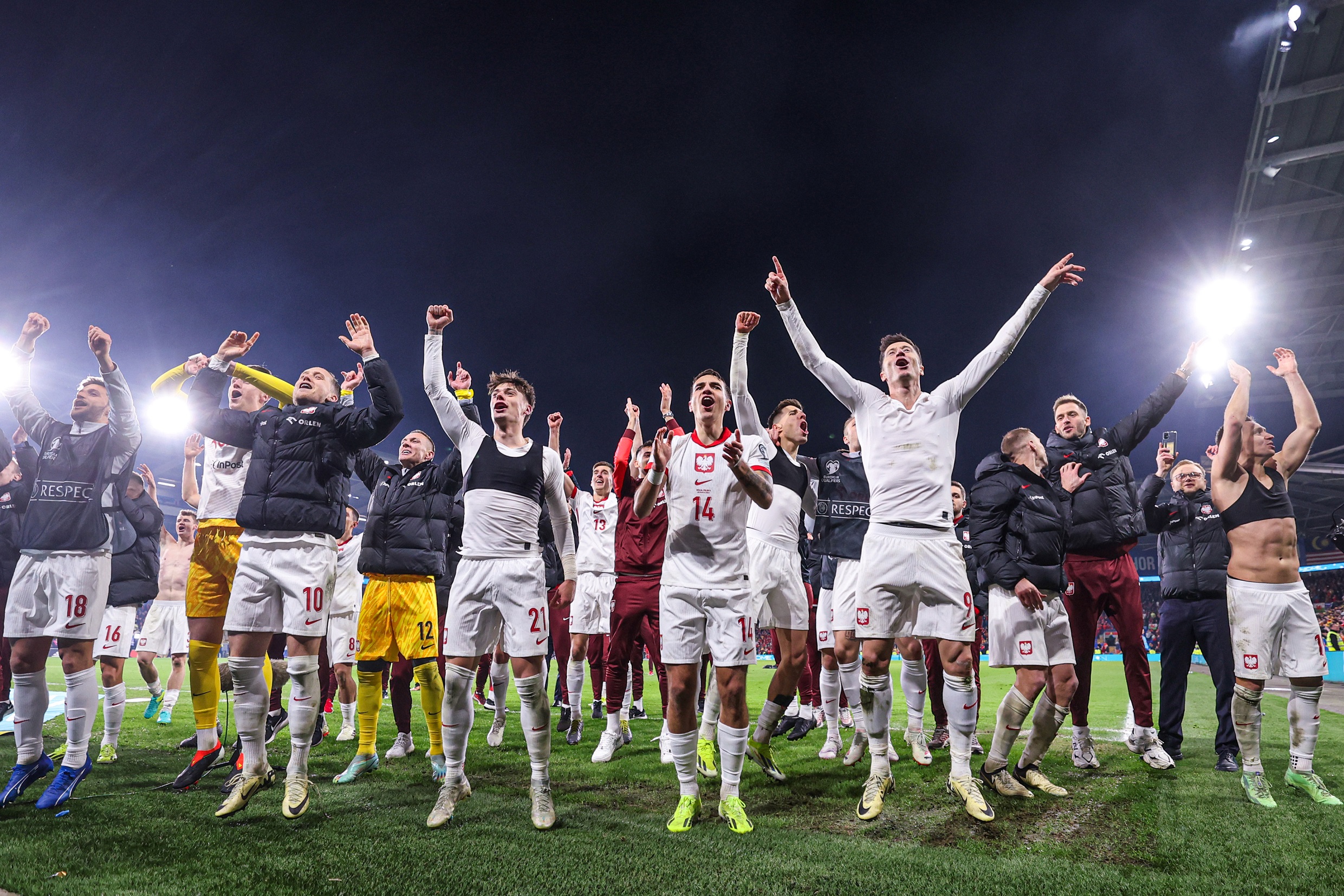 26.03.2024 CARDIFF, CARDIFF CITY STADIUM
PILKA NOZNA (FOOTBALL),
ELIMINACJE MISTRZOSTW EUROPY UEFA EURO 2024 ( UEFA CHAMPIONSHIP QUALIFICATONS - PLAY OFF GAME 2  )
MECZ BARAZOWY 2 FINAL
MECZ WALIA - POLSKA ( GAME WALES - POLAND )

NZ NIKOLA ZALEWSKI, JAKUB KIWIOR, ROBERT LEWANDOWSKI  POLSKA RADOSC WYGRANA AWANS BARAZE DRUZYNA RZUTY KARNE ILUSTRACJA

FOTO LUKASZ GROCHALA/CYFRASPORT