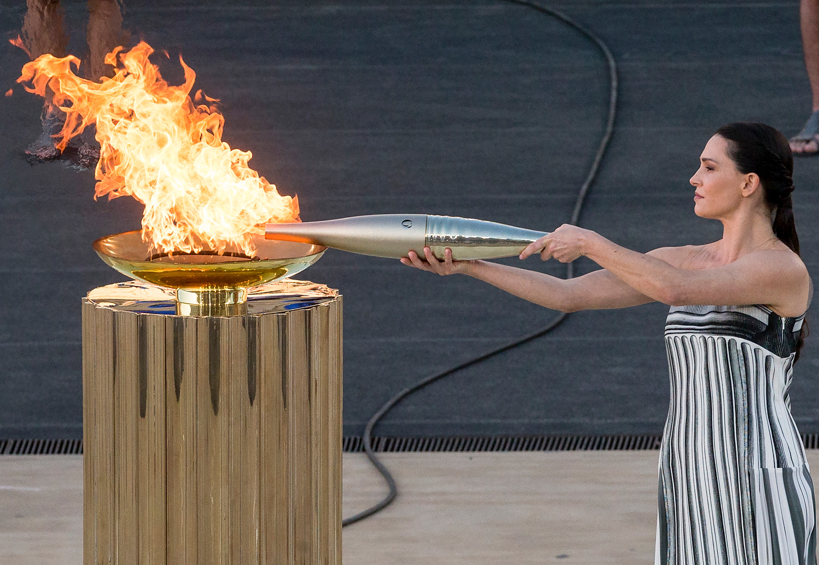 (240427) -- ATHENS, April 27, 2024 (Xinhua) -- Actress Mary Mina, playing the role of the High Priestess, lights the torch with the Olympic Flame during the handover ceremony of the Olympic Flame for the Paris 2024 Summer Games at Panathenaic stadium in Athens, Greek, April 26, 2024. (Xinhua/Marios Lolos)

2024.04.26 Ateny
igrzyska olimpijskie
Ceremonia przekazania ognia olimpijskiego
Foto Marios Lolos/Xinhua/PressFocus

!!! POLAND ONLY !!!