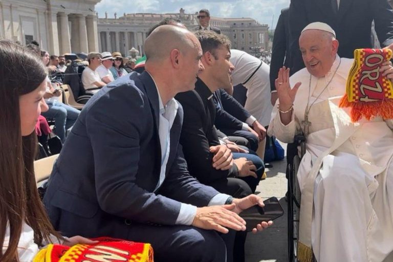 Polska delegacja z Białegostoku podarowała Papieżowi Franciszkowi klubowy szalik.