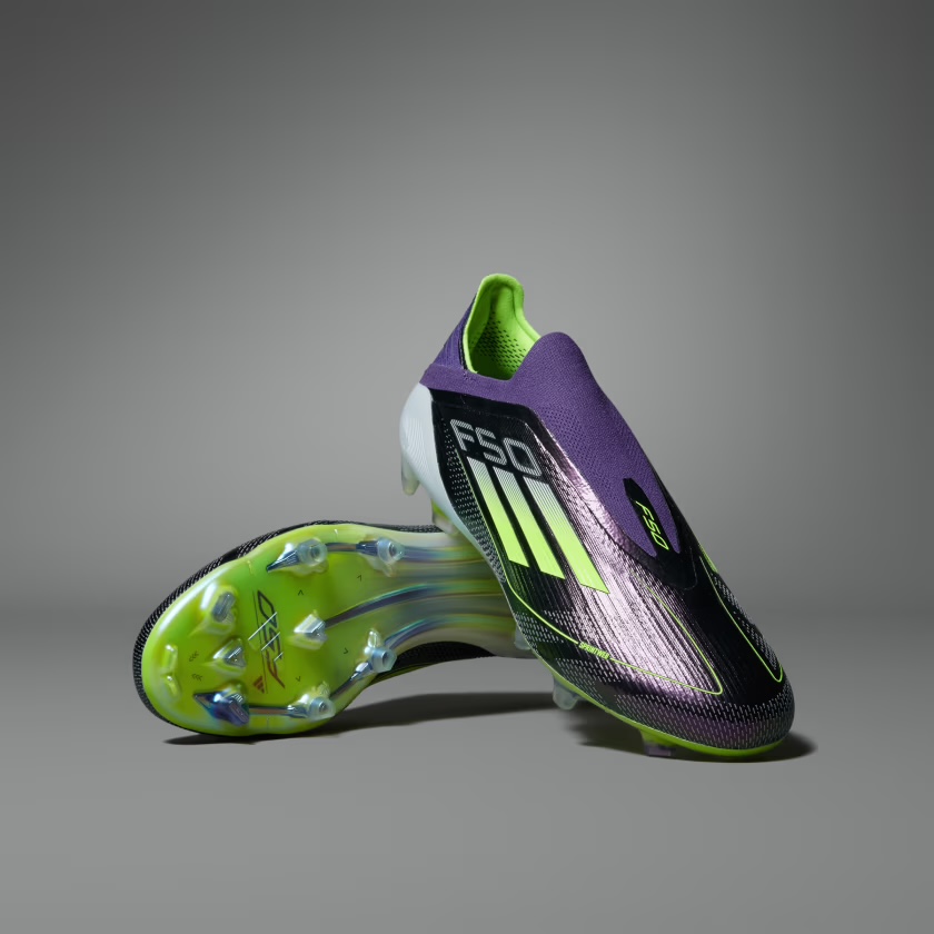 Leo Messi promuje nowy model butów &quot;Adidas F50 Fast Reborn&quot; na tle bolidu F1.