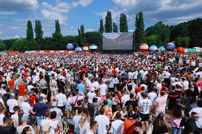 Kibice licznie zgromadzili się w strefie kibica na błoniach PGE Narodowego na mecz z Holandią.