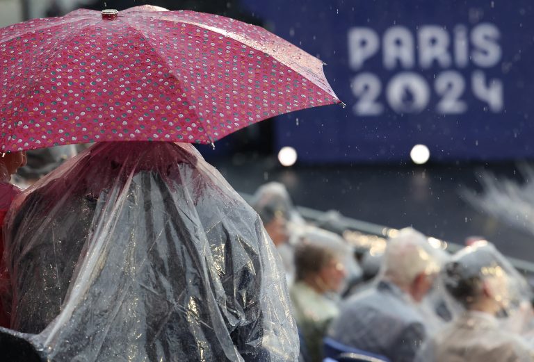 (240726) -- PARIS, July 26, 2024 (Xinhua) -- Spectators watch the opening ceremony of the Paris 2024 Olympic Games in Paris, France, July 26, 2024. (Xinhua/Gao Jing)

2024.07.26 Paryz
Sport , Igrzyska Olimpijskie Paryz 2024
Ceremonia otwarcia
Foto Gao Jing/Xinhua/PressFocus

!!! POLAND ONLY !!!