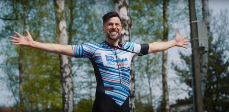 Znani kabareciarze parodiują triathlonistów