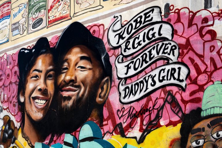 A mural in honor of former NBA star Kobe Bryant and his daughter Gianna in Los Angeles, California.
Kobe Bryant and his daughter Gianna and 7 other people died in a helicopter crash.
27.01.2020 Los Angeles
Koszykowka
Fani skladaja hold Kobe Bryantowi w Los Angeles
Ronen Tivony / SOPA Images / Sipa / PressFocus 
POLAND ONLY!!