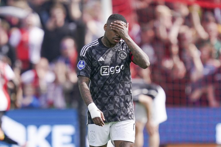 ROTTERDAM , Stadium de Kuip, 07-04-2024 , season 2023 / 2024 , Dutch Eredivisie match between Feyenoord and Ajax. Ajax player Steven Bergwijn dejected (Photo by Pro Shots/Sipa USA)
2024.04.07 Rotterdam
pilka nozna liga holenderska
Feyenoord - Ajax
Foto Pro Shots/SIPA USA/PressFocus

!!! POLAND ONLY !!!