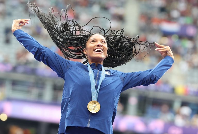 (240809) -- PARIS, Aug. 9, 2024 (Xinhua) -- Gold medalist Tara Davis-Woodhall of the United States reacts during the victory ceremony of the women&#039;s long jump of Athletics at the Paris 2024 Olympic Games in Paris, France, Aug. 9, 2024. (Xinhua/Li Ying)

2024.08.09 Paris
Sport
Igrzyska Olimpijskie Paryz 2024
Foto Li Ying/Xinhua/PressFocus

!!! POLAND ONLY !!!