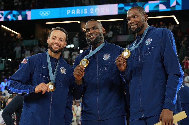 (240810) -- PARIS, Aug. 10, 2024 (Xinhua) -- Stephen Curry (L), LeBron James (C) and Kevin Durant of gold medalists team USA attends the victory ceremony for the men&#039;s basketball at the Paris 2024 Olympic Games in Paris, France, Aug. 10, 2024. (Xinhua/Meng Yongmin)

11.08.2024 Paris
Sport 
Igrzyska Olimpijskie Paryz 2024
FOTO Meng Yongmin / Xinhua / PressFocus

POLAND ONLY!!