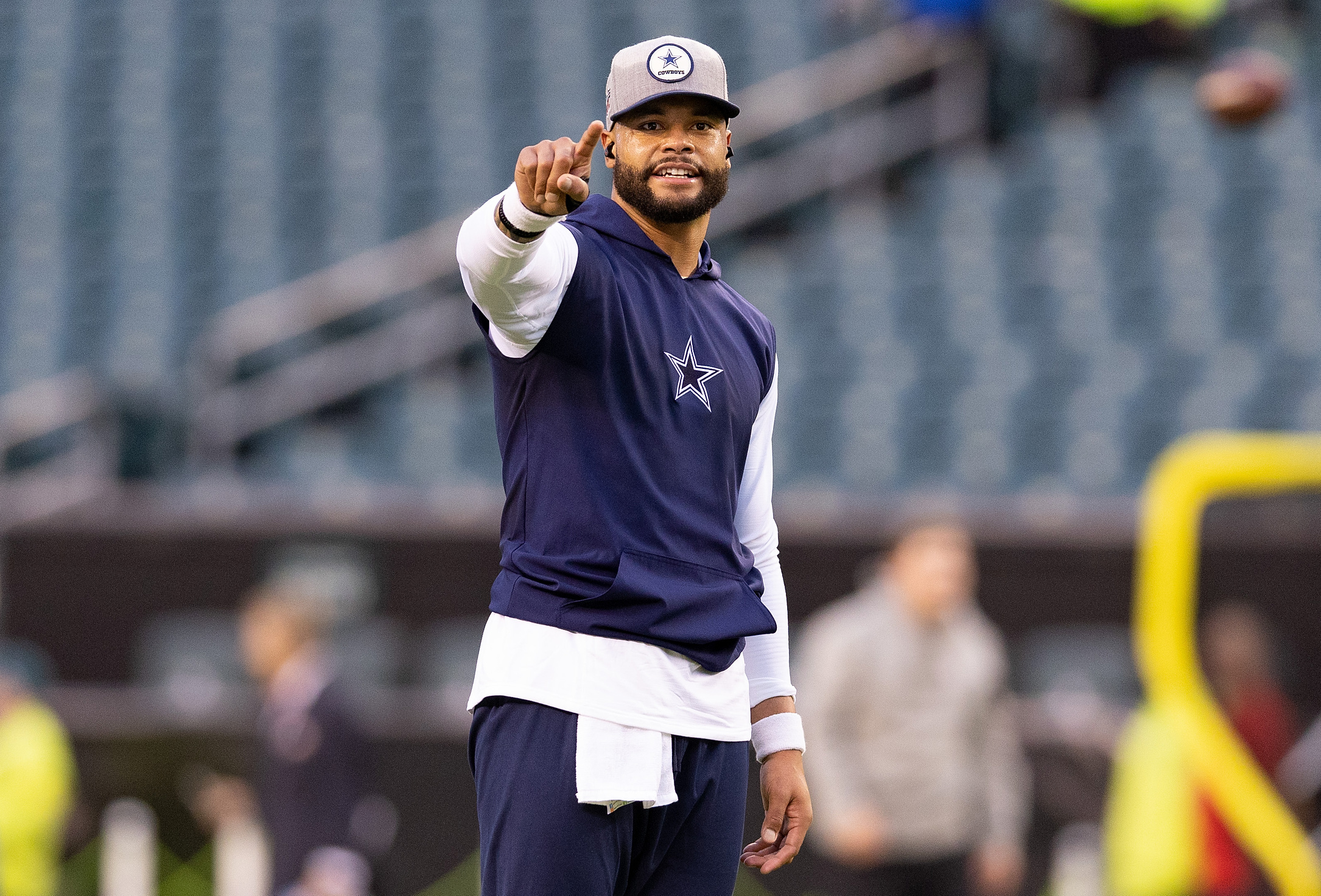 Oct 16, 2022; Philadelphia, Pennsylvania, USA; Dallas Cowboys quarterback Dak Prescott before a game against the Philadelphia Eagles at Lincoln Financial Field. Mandatory Credit: Bill Streicher-USA TODAY Sports/Sipa USA 

2022.10.16 Philadelphia
Futbol amerykanski NFL
Dallas Cowboys - Philadelphia Eagles
Foto Bill Streicher-USA TODAY Sports/SIPA USA/PressFocus

!!! POLAND ONLY !!!