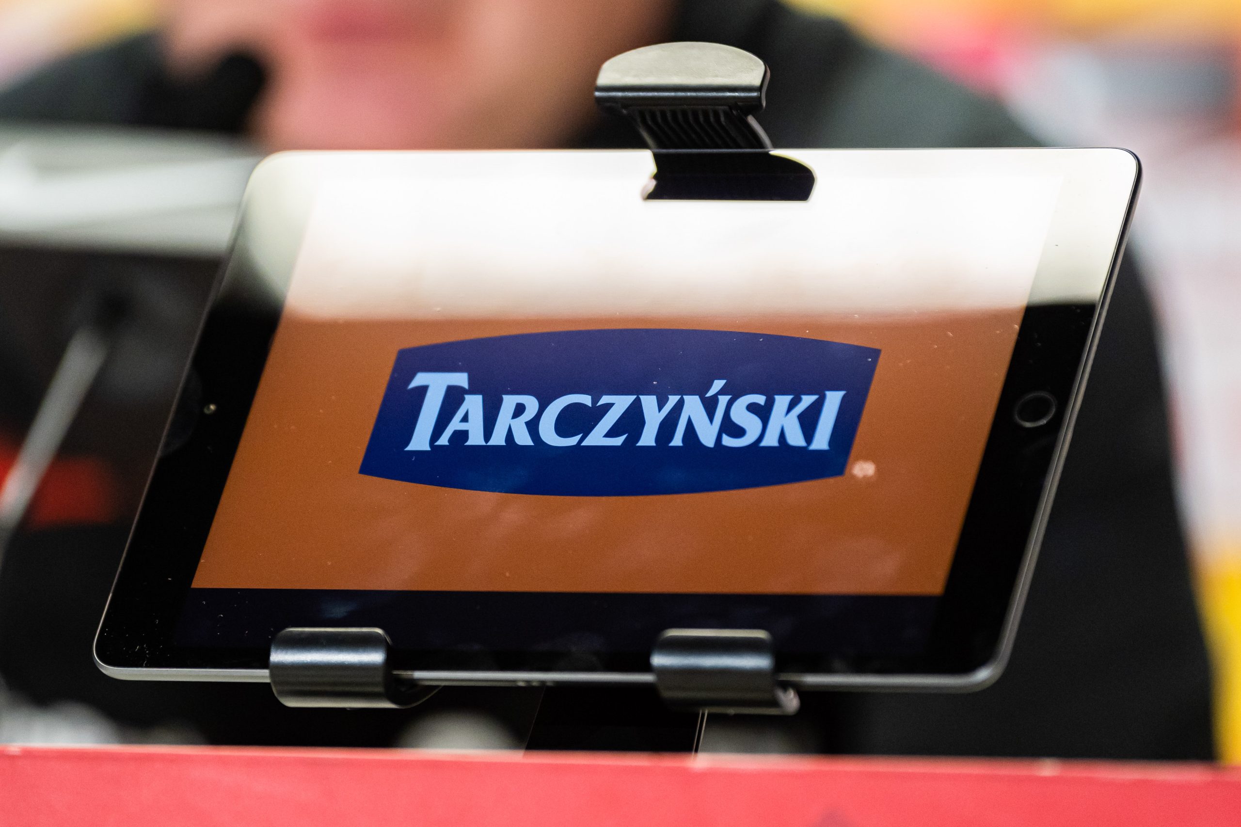 Logo firmy Tarczyński na tablecie