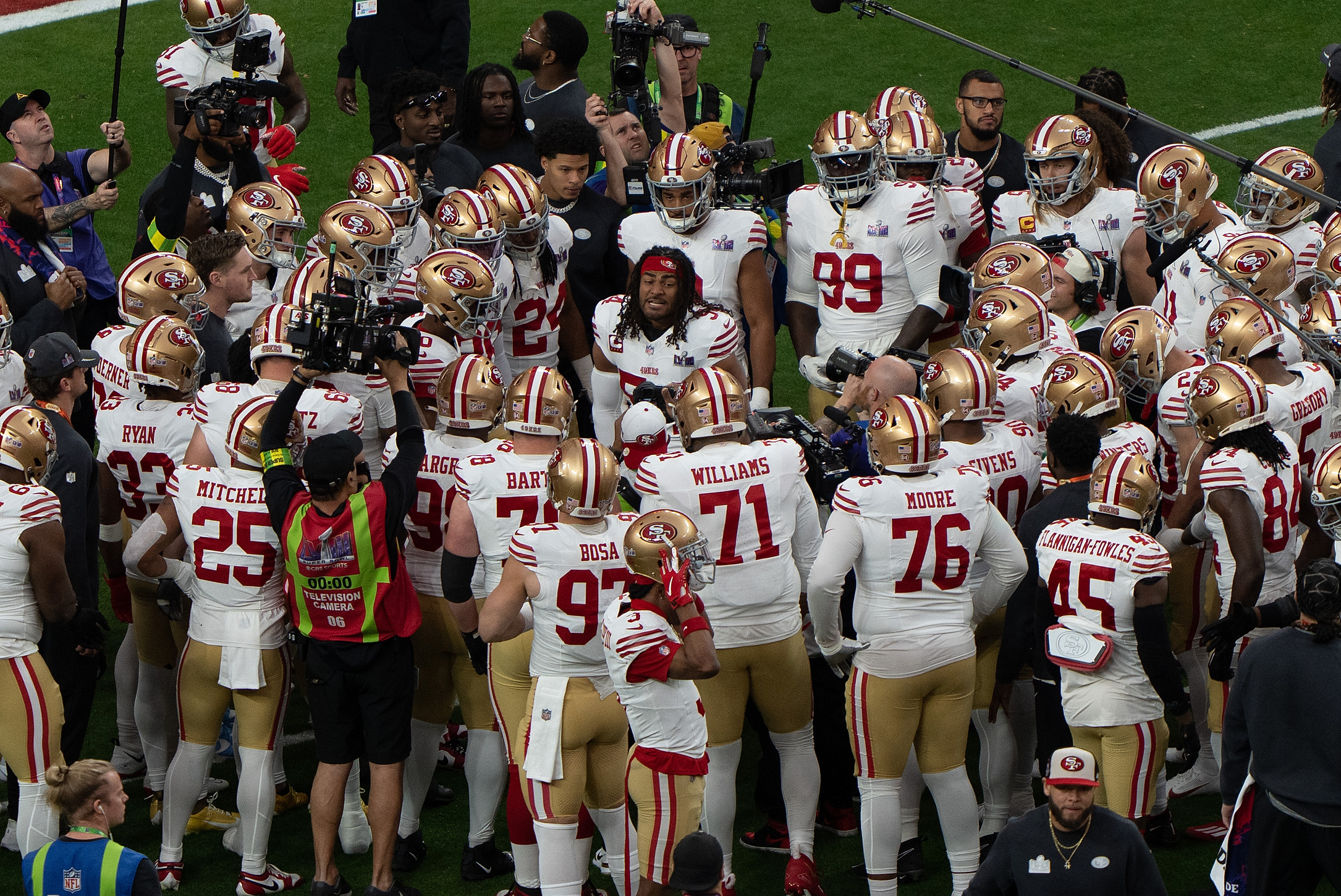 Feb 11, 2024; Las Vegas, Nevada, USA;  San Francisco 49ers linebacker Fred Warner (54) hypes up his teammates before the start of the first quarter against the Kansas City Chiefs at Allegiant Stadium during Super Bowl LVIII. The Chiefs defeated the 49ers 25-22 in overtime. (Stan Szeto / Image of Sport/Sipa USA)
2024.02.11 Las Vegas
futbol amerykanski , amerykanska liga futbolu NFL
Super Bowl LVIII
Foto Stan Szeto/Image of Sport/SIPA USA/PressFocus

!!! POLAND ONLY !!!