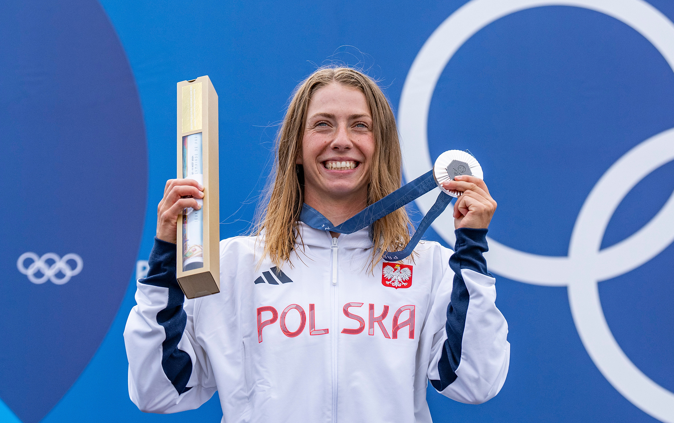 (240728) -- VAIRES-SUR-MARNE, July 28, 2024 (Xinhua) -- Silver medalist Klaudia Zwolinska of Poland poses for pictures during the awarding ceremony of women&#039;s kayak single of canoe slalom at the Paris 2024 Olympic Games in Vaires-sur-Marne, France, on July 28, 2024. (Xinhua/Sun Fei)

2024.07.28 Paryz
Olimpiada Igrzyska Olimpijskie Paryz 2024
kajakarstwo gorskie
Foto Sun Fei/Xinhua/PressFocus

!!! POLAND ONLY !!!