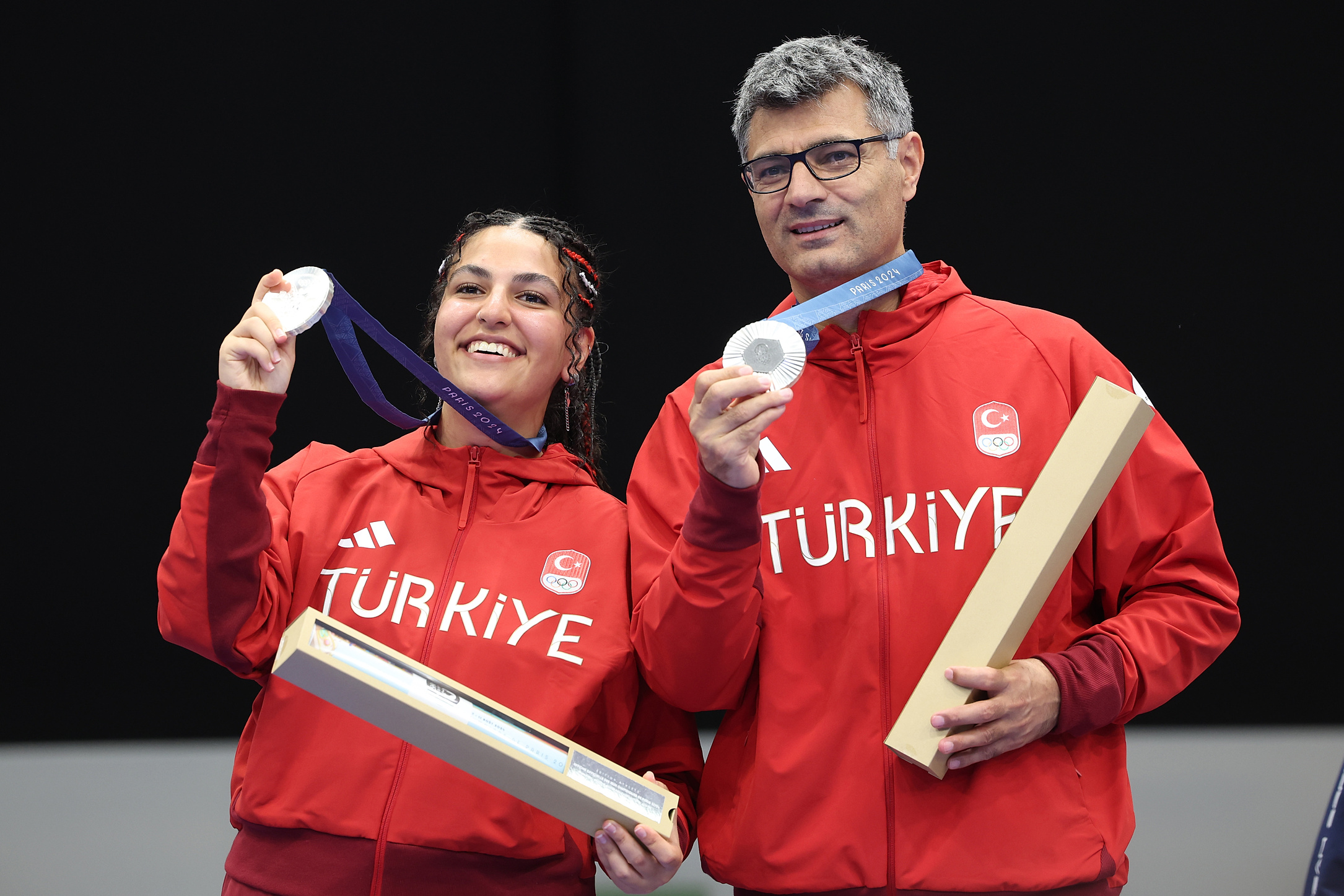 (240730) -- CHATEAUROUX, July 30, 2024 (Xinhua) -- Silver medalists Sevval Ilayda Tarhan (L)/Yusuf Dikec of Trkiye attend the awarding ceremony after the 10m air pistol mixed team gold medal match of shooting between Trkiye and Serbia at the Paris 2024 Olympic Games in Chateauroux, France, on July 30, 2024. (Xinhua/Zhao Dingzhe)

2024.07.30 Chateauroux
Sport
Igrzyska Olimpijskie Paryz 2024
Foto Zhao Dingzhe/Xinhua/PressFocus

!!! POLAND ONLY !!!