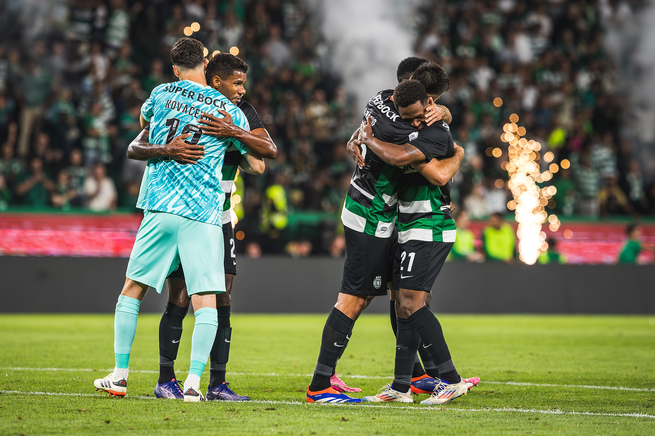 Sporting CP players (Vladan Kovacevic, Matheus Reis, Goncalo Inacio, Geny Catamo and Ousmande Diomande) celebrate the victory at the end of the match between Sporting CP and FC Porto for the Liga Portugal Betclic at Estadio de Alvalade. (Final score: Sporting CP 2 - 0 FC Porto) (Photo by Henrique Casinhas / SOPA Images/Sipa USA)
2024.08.31 Lizbona
pilka nozna liga portugalska
Sporting CP - FC Porto
Foto SOPA Images/SIPA USA/PressFocus

!!! POLAND ONLY !!!