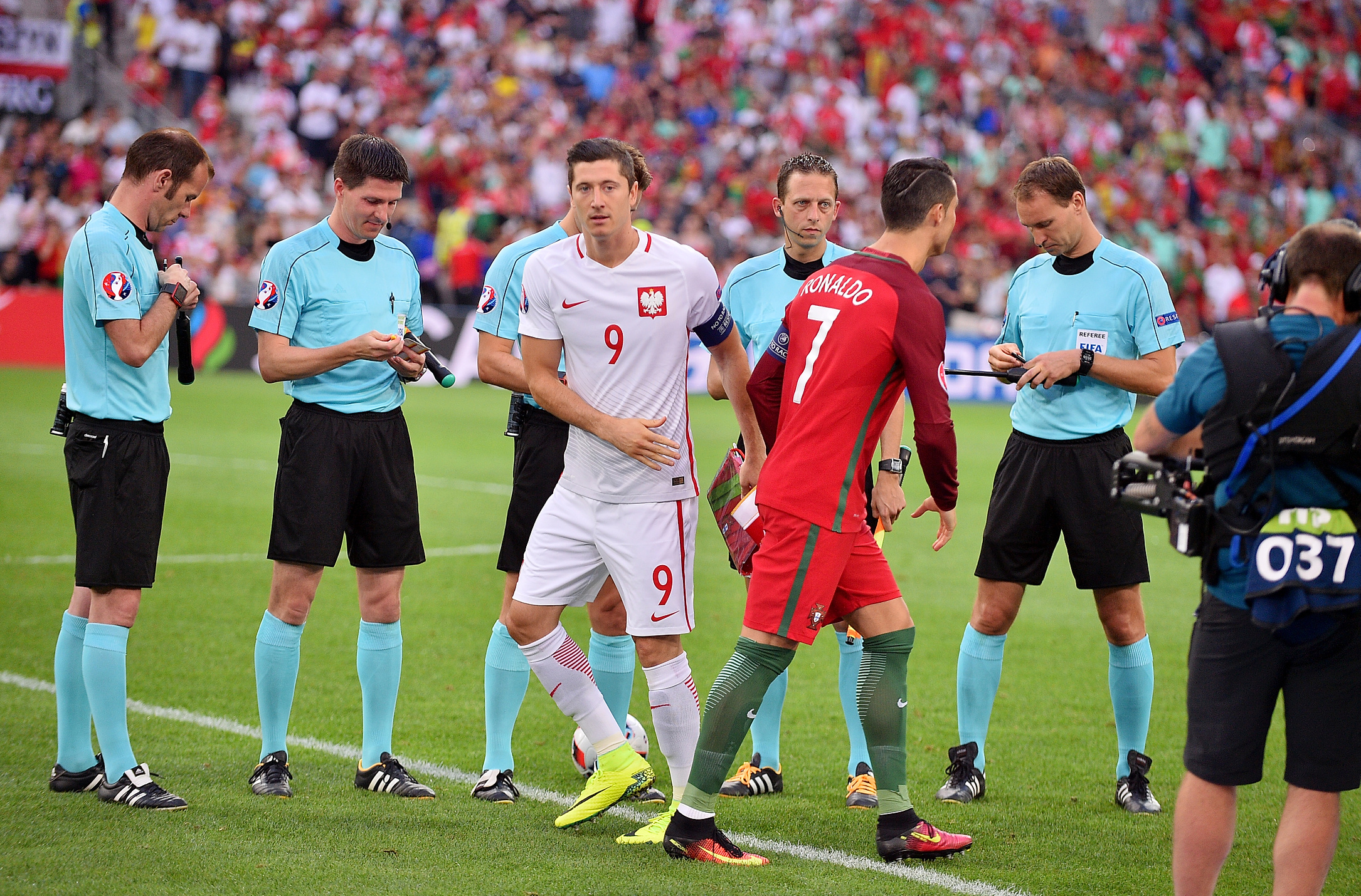 2016.06.30 Marsylia Marseille
Pilka nozna Euro 2016 mecz cwiercfinal 
Polska - Portugalia 
N/z Robert Lewandowski, Cristiano Ronaldo
Foto Lukasz Laskowski / PressFocus

2016.06.30 Marsylia Marseille
Football UEFA Euro 2016 quarter finals
Poland and Portugal
Robert Lewandowski, Cristiano Ronaldo
Credit: Lukasz Laskowski / PressFocus