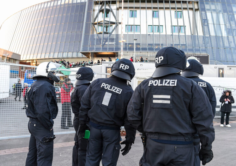 Polizei am Weserstdion (180224) BREMEN, DEUTSCHLAND -- Fussball, 1. Bundesliga: SV Werder Bremen - Hamburger SV am 24. Februar 2018 iWeserstadion in Bremen, Deutschland.
24.02.2018 Brema Niemcy
Pilka nozna, liga niemiecka 1. Bundesliga
SV Werder Brema - Hamburger SV
FOTO Hermann Hay / CITYPRESS24 / PressFocus

POLAND ONLY!!